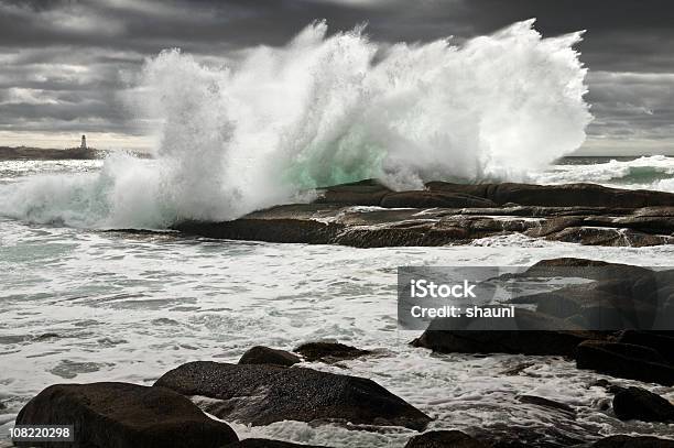 폭풍 서핑 서핑-바다에 대한 스톡 사진 및 기타 이미지 - 서핑-바다, 바위, 허리케인