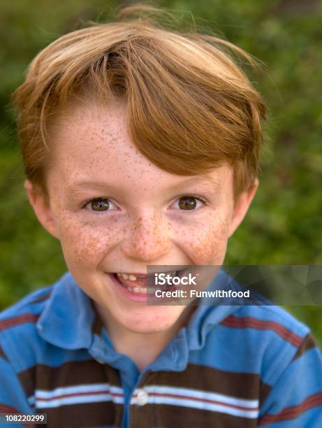 Chłopiec Redhead Pieg Na Twarzy Śmiać Się Dziecko Uśmiecha Się Z Brakujących Zębów - zdjęcia stockowe i więcej obrazów Przerwa między zębami