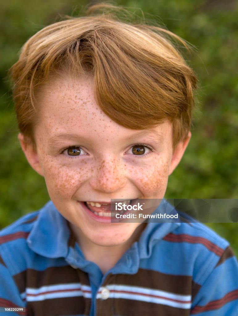 Menino Cabelo Ruivo Sarda rosto rindo, criança sorridente com dentes faltando - Foto de stock de Vão royalty-free