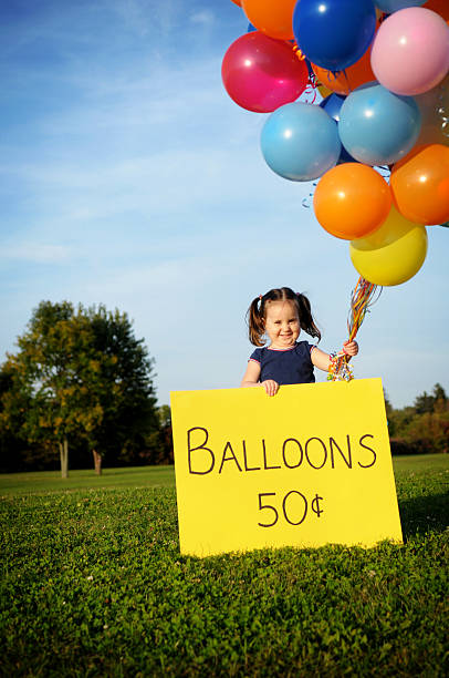 bambina vendita mazzo di palloncini - child balloon selling sign foto e immagini stock