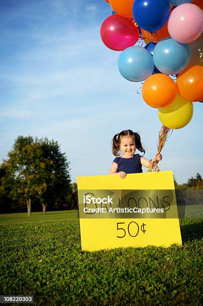 Rapariga Venda Punhado De Balões - Fotografias de stock e mais imagens de 2-3 Anos - 2-3 Anos, Amarelo, Ao Ar Livre