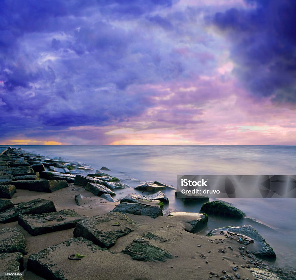 Rocky Strand und die Küste bei Sonnenuntergang - Lizenzfrei Blau Stock-Foto