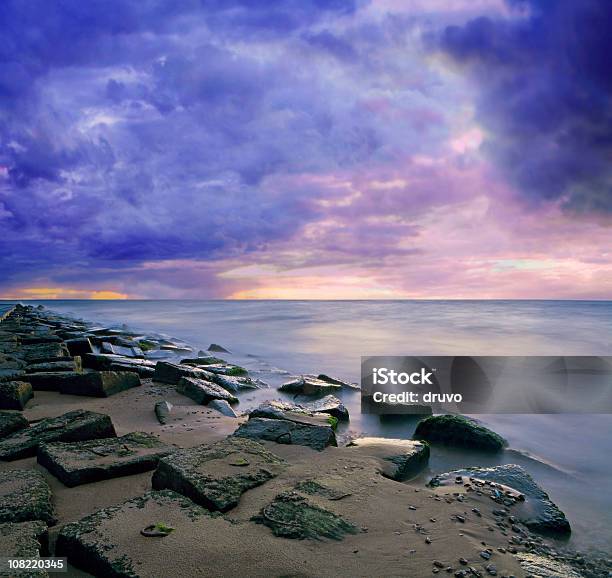 Rocky Beach Y La Costa Al Atardecer Foto de stock y más banco de imágenes de Aire libre - Aire libre, Azul, Belleza de la naturaleza