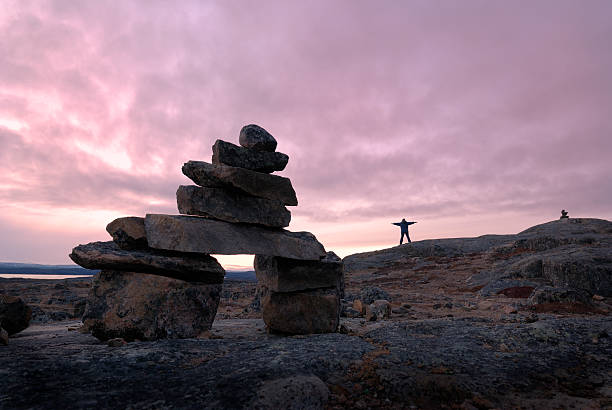 arctic inukshuk, l'île de baffin. - île de baffin photos et images de collection