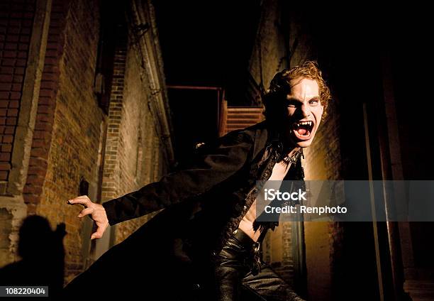 Молодой Мужской Вампир Шипение В Камеру — стоковые фотографии и другие картинки Вампир - Вампир, Хэллоуин, Большой город