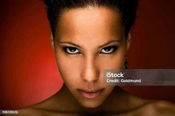 Retrato De Una Mujer Mirando A La Cámara Foto de stock y más banco de imágenes de 20 a 29 años - 20 a 29 años, Actitud, Adulto