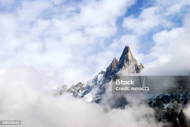 Vetta Circondato Da Nuvole - Fotografie stock e altre immagini di Aiguille du Dru - Aiguille du Dru, Alpi, Alpinismo