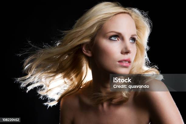 Piękna Blond Młoda Kobieta Na Czarno Patrząc W Górę Potargane Włosy - zdjęcia stockowe i więcej obrazów Blond włosy