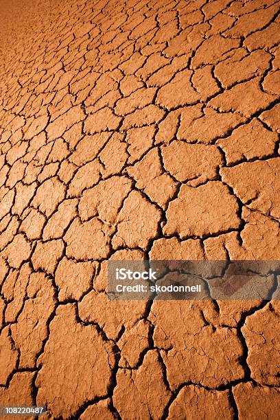 Secco Incrinata Terra Nel Deserto - Fotografie stock e altre immagini di Ambientazione esterna - Ambientazione esterna, Ambiente, Arancione