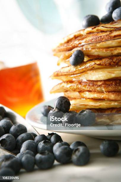 Prima Colazione Immagini Frittelle E Mirtilli - Fotografie stock e altre immagini di Mirtillo - Frutti di bosco - Mirtillo - Frutti di bosco, Pancake, Ambientazione interna