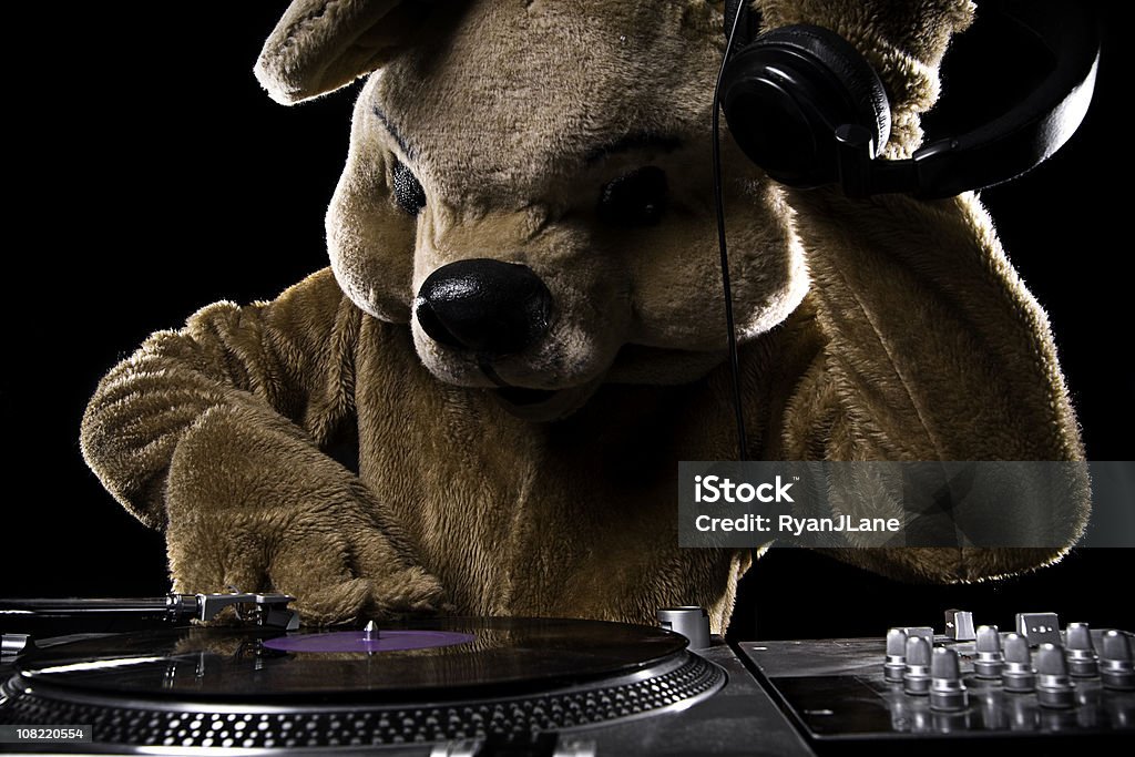 Mesa giratória Fantasia de Urso DJ com fones de ouvido - Foto de stock de Fantasia de Urso royalty-free