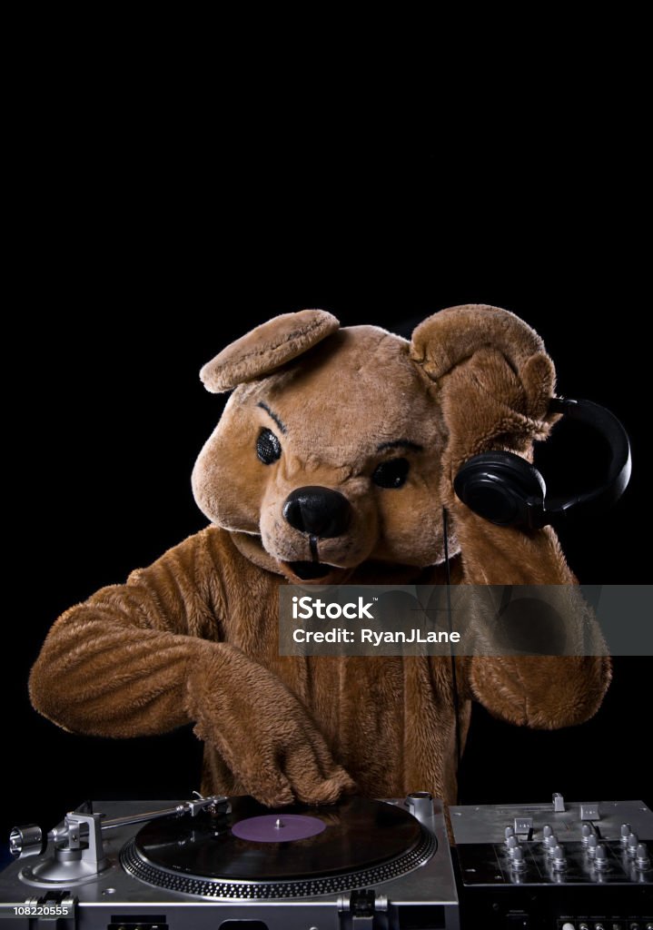 Costume d'ours avec Platine de disque vinyle DJ et écouteurs - Photo de Musique techno libre de droits
