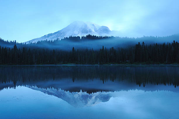 monte rainier reflexión sobre el lago al amanecer - monte rainier fotografías e imágenes de stock