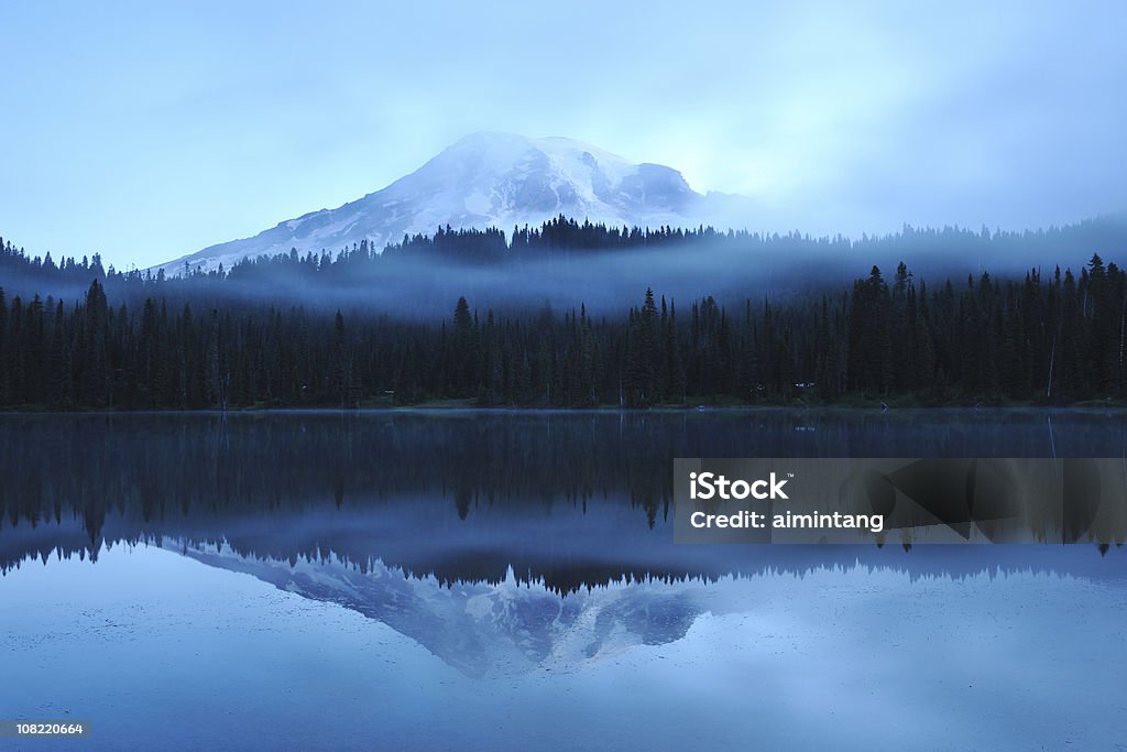 Monte Rainier reflexo na Lake ao amanhecer - Foto de stock de Monte Rainier royalty-free