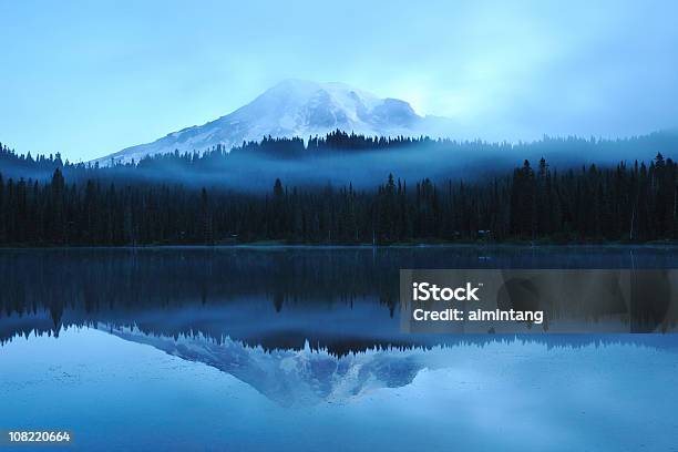 Foto de Monte Rainier Reflexo Na Lake Ao Amanhecer e mais fotos de stock de Monte Rainier - Monte Rainier, Pico da montanha, Nevoeiro