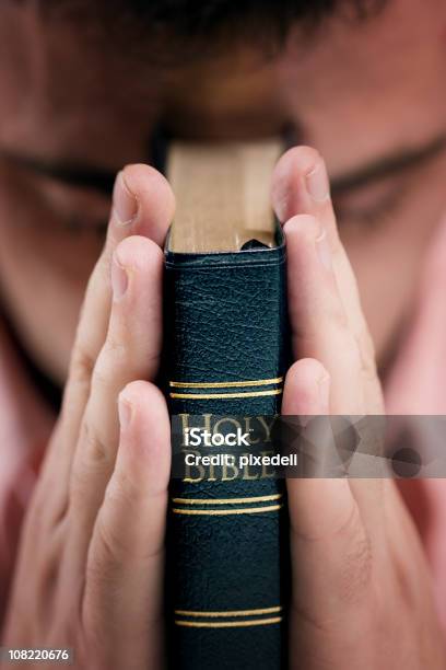 Homem A Rezar Com A Bíblia Entre As Mãos - Fotografias de stock e mais imagens de Adulto - Adulto, Bíblia, Catolicismo