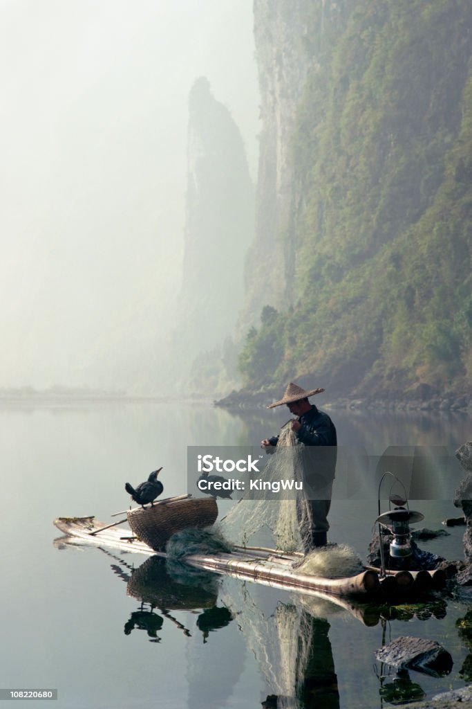 Comorant Vögel sitzen auf Fisherman's Boot in Li River - Lizenzfrei Leute wie du und ich Stock-Foto