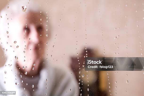 Starszy Dorosły Kobieta Wygląda Deszczowej Oknie Depresja Smutny Samotny - zdjęcia stockowe i więcej obrazów Deszcz