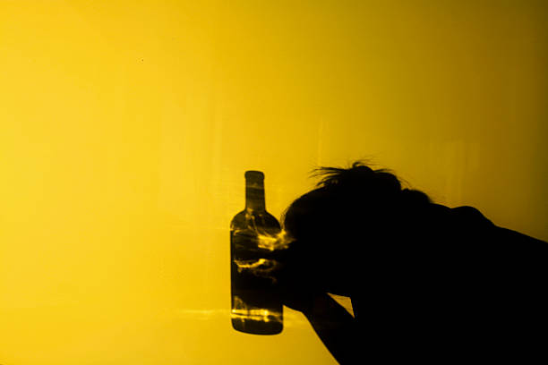 alcoholismo - alcohol alcoholism addiction drinking fotografías e imágenes de stock