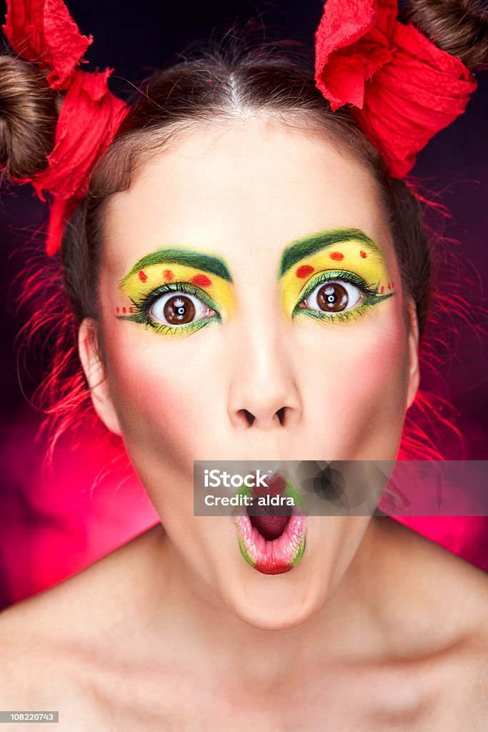 Jovem garota posando com cores estranhas e brilhante maquiagem - Foto de stock de Adulto royalty-free