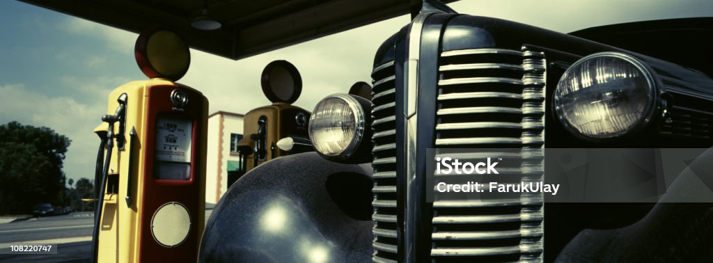 Escena de Gas Retro Vintage bombas y automóvil - Foto de stock de Coche de coleccionista libre de derechos