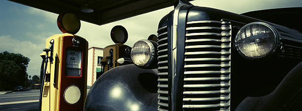 retro scena z vintage pompy gazu i samochodu - gas station old old fashioned 1930s style zdjęcia i obrazy z banku zdjęć