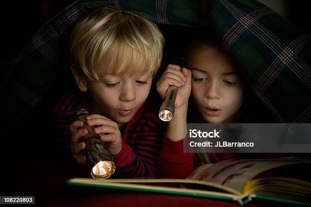 Kinder Lesen Buch Im Bett Mit Taschenlampe Stockfoto und mehr Bilder von Taschenlampe - Taschenlampe, Kind, Abenteuer