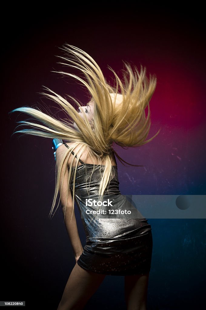 Rearview de mulher dança e canta no microfone - Royalty-free Vista Traseira Foto de stock