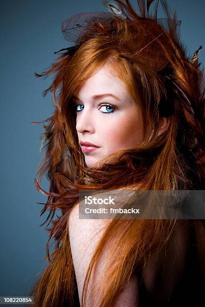 Herbst Schönheit Stockfoto und mehr Bilder von Eine Frau allein - Eine Frau allein, Rotes Haar, Über die Schulter blicken