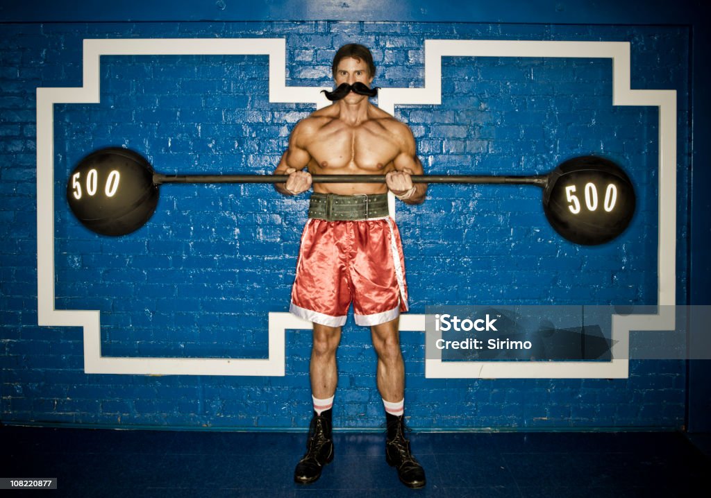 Strongman поднимая гантель - Стоковые фото Веса роялти-фри