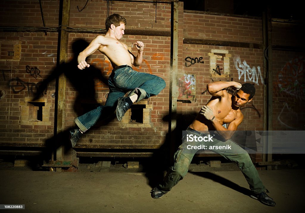 Zwei männliche Street Kämpfer kämpfen mit Flying Knie-Kick - Lizenzfrei Gewalt Stock-Foto