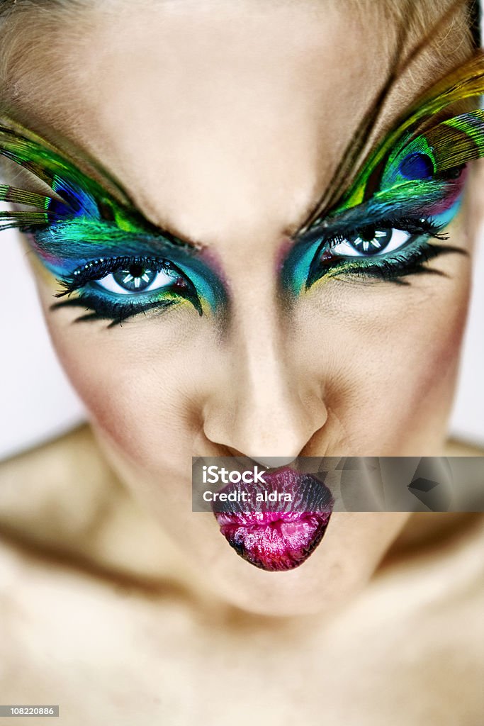 Junge Frau mit Make-Up und Pfau Feder auf Augenbrauen - Lizenzfrei Attraktive Frau Stock-Foto