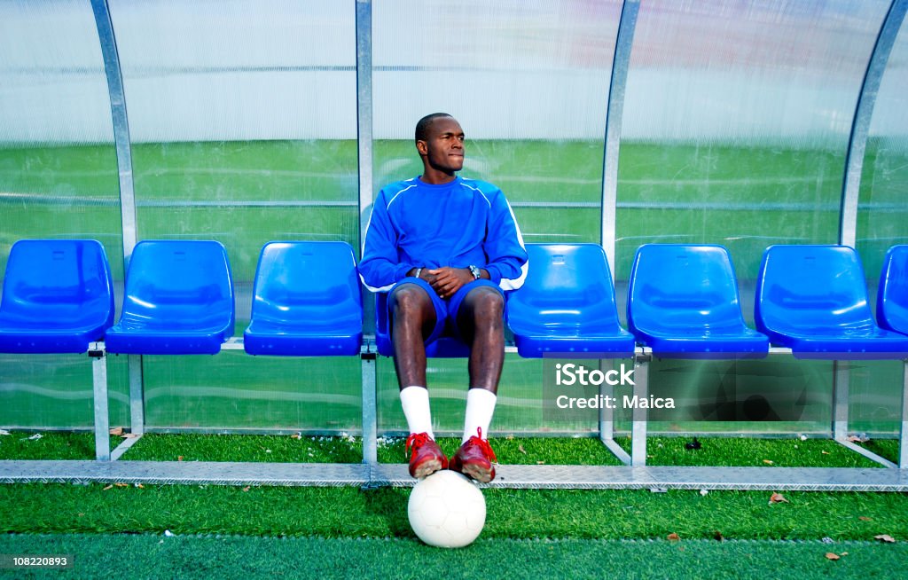 Fußball-Spieler sitzen auf der Tribüne - Lizenzfrei Ersatzbank Stock-Foto