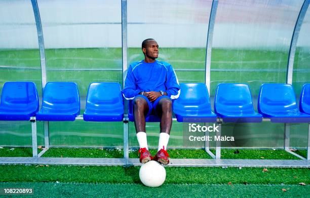 Fußballspieler Sitzen Auf Der Tribüne Stockfoto und mehr Bilder von Ersatzbank - Ersatzbank, Fußball, Fußballspieler