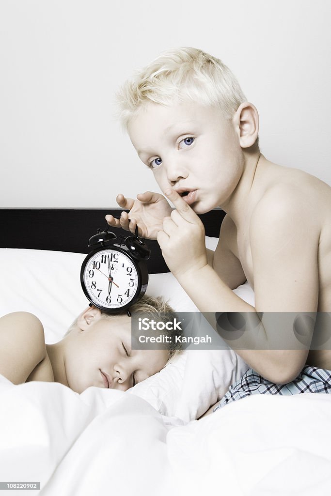 Rapaz mantém despertador para dormir Irmão - Royalty-free 6-7 Anos Foto de stock