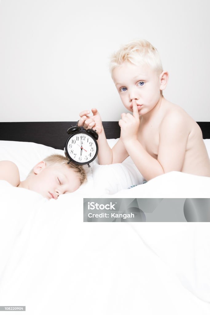Mały chłopiec Trzymając budzik do spania Brat - Zbiór zdjęć royalty-free (6-7 lat)