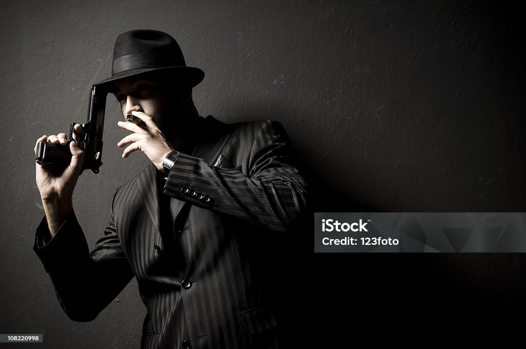 Gangster homem de terno preto e chapéu segurando arma Up - Foto de stock de 1950-1959 royalty-free