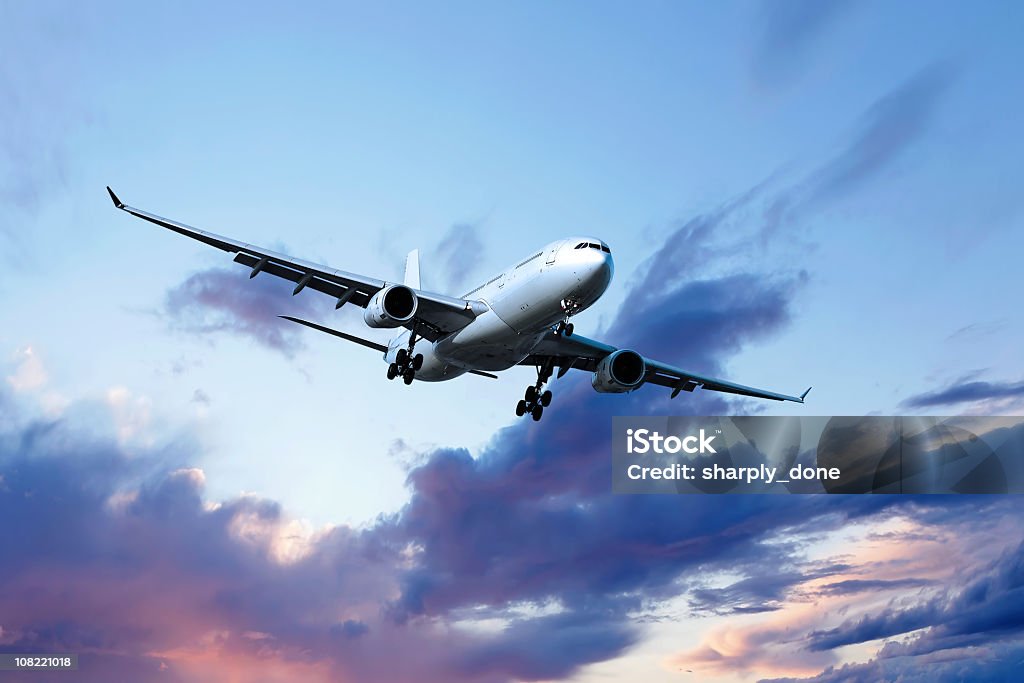 XL jet aereo atterraggio al tramonto - Foto stock royalty-free di Sotto