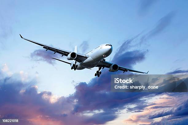 Xl Jet Aereo Atterraggio Al Tramonto - Fotografie stock e altre immagini di Sotto - Sotto, Aeroplano, Aereo di linea