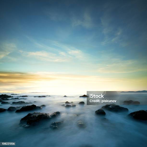 Mar Al Atardecer Foto de stock y más banco de imágenes de Aire libre - Aire libre, Ambiente atmosférico, Belleza de la naturaleza