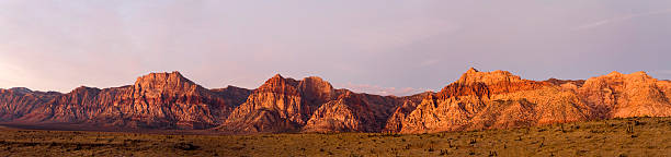 レッドロックキャニオンのパノラマに広がる風景 - red rock canyon national conservation area ストックフォトと画像
