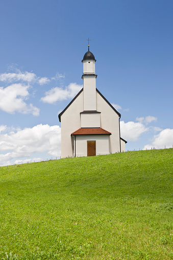 Außenansicht der Pfarrkirche St. Maria-Loreto, Ramsau, Gemeinde Reichertsheim, Landkreis Mühldorf am Inn, Oberbayern, Bayern, Deutschland, katholische Kirche in Sichtweite der B12 mit Kuppel in der Mitte. English translation: Exterior view of Parish Church of St. Maria-Loreto, Ramsau, municipality of Reichertsheim, district of Mühldorf am Inn, Upper Bavaria, Bavaria, Germany, Catholic Church near B12 with a little dome in the middle.