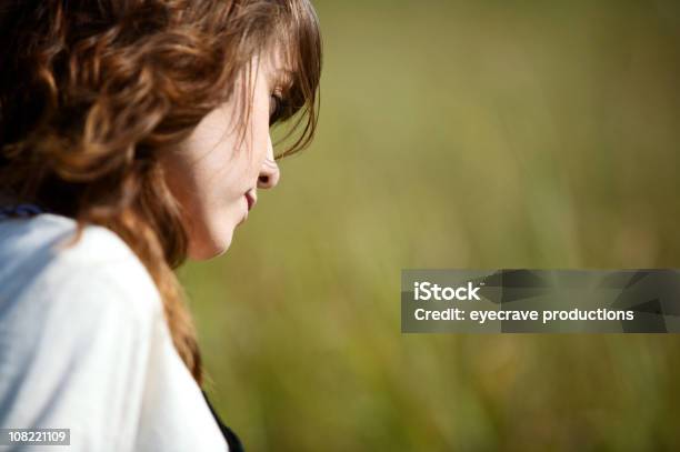 Portret Młodej Kobiety Stojącej W Zielone Pole - zdjęcia stockowe i więcej obrazów Brązowe włosy - Brązowe włosy, Codzienne ubranie, Dorosły
