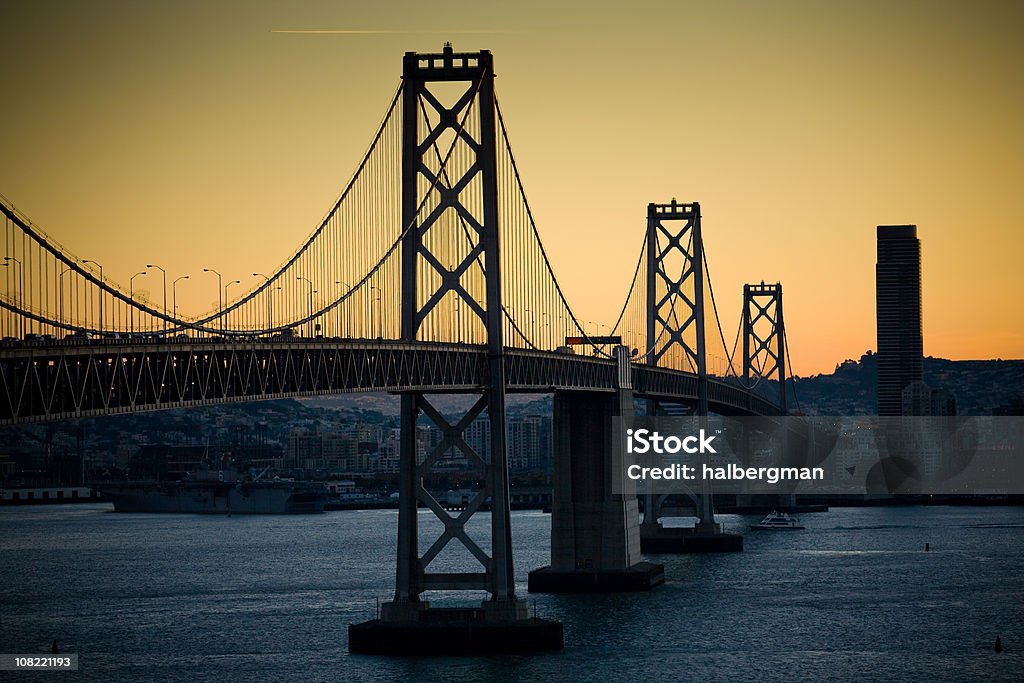 San Francisco Bay Bridge ao anoitecer - Foto de stock de Arquitetura royalty-free