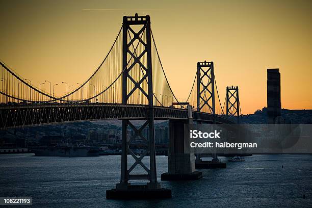 Ponte Da Baía De San Francisco Com O Anoitecer - Fotografias de stock e mais imagens de Anoitecer - Anoitecer, Ao Ar Livre, Arquitetura