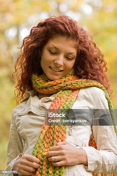 若い女性のスカーフと合わせて秋のポーズを取る - 1人のストックフォトや画像を多数ご用意 - 1人, まぶしい, カジュアルウェア