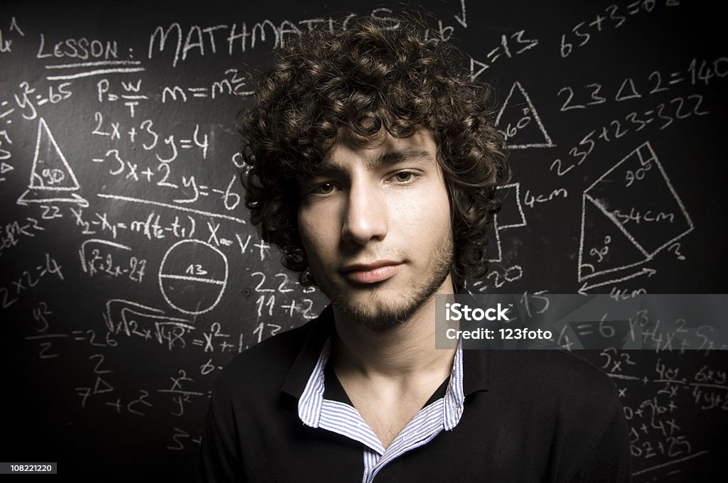 Cabeça e ombros de foto de jovem com quadro-negro - Foto de stock de Matemática - Opção Educacional royalty-free