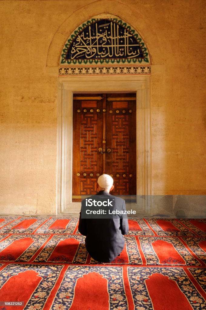 이슬람교도 남자 기도하기 있는 모스크 - 로열티 프리 이슬람교 스톡 사진