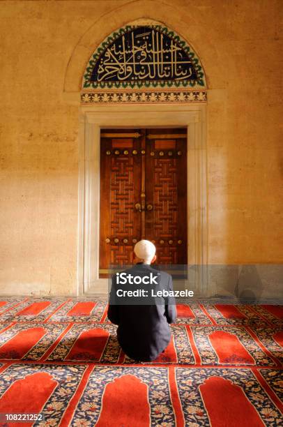 Mesquita Muçulmana A Rezar Na - Fotografias de stock e mais imagens de Islamismo - Islamismo, Rezar, Mesquita