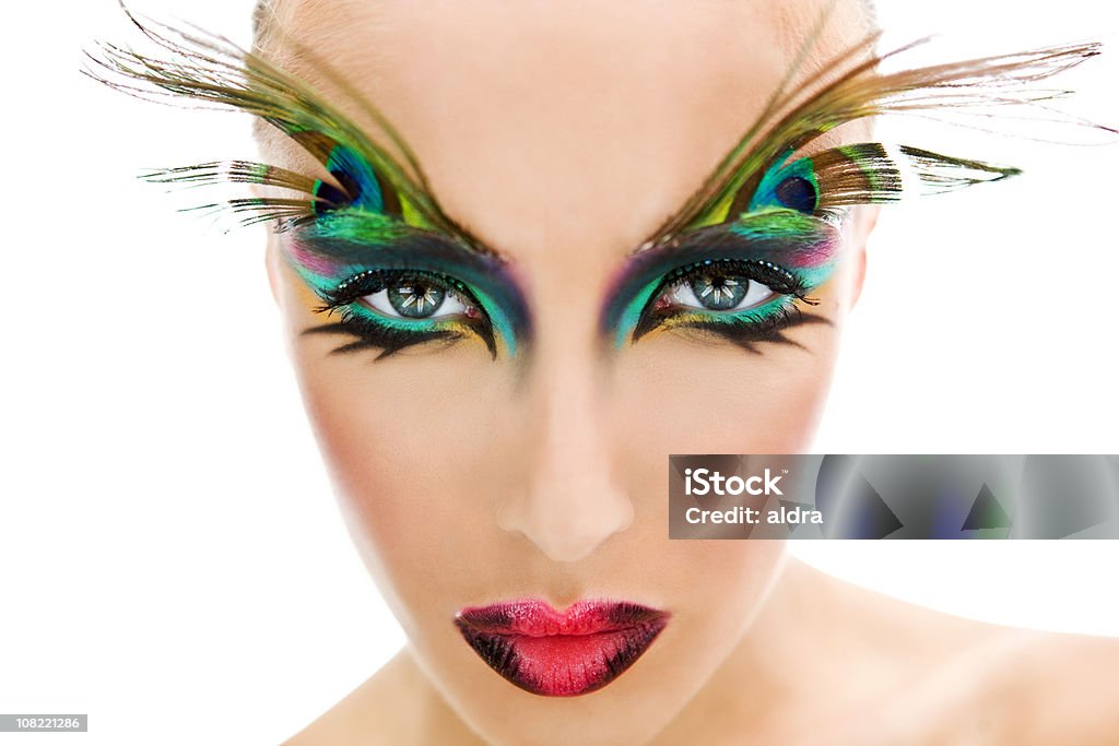 Młoda kobieta makijaż noszenia i Peacock pióra na oczy - Zbiór zdjęć royalty-free (Białe tło)